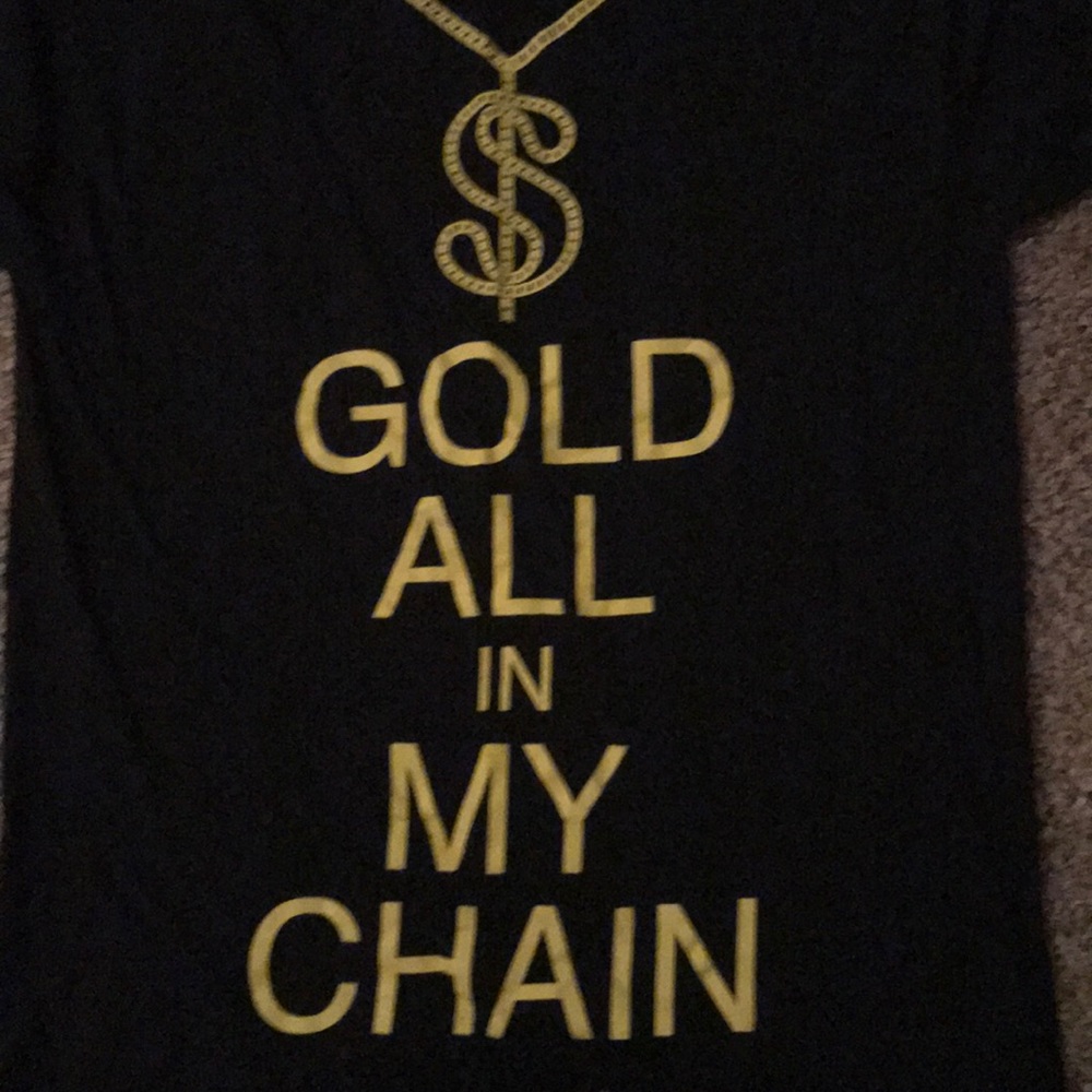 A plain tee it’s a men’s medium